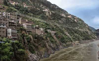 川藏线有个建在悬崖上的县城 面积不足一平方公里