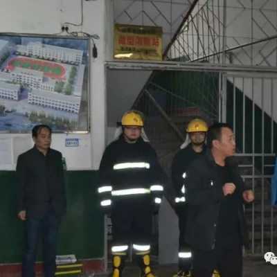 点赞！兴平市初级中学组织微型消防站灭火演练